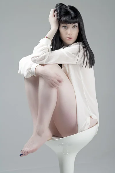 Junge Frau im weißen Hemd — Stockfoto