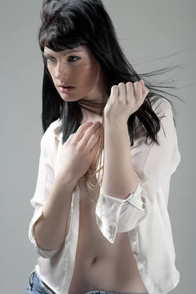 Ung kvinna i vit skjorta — Stockfoto