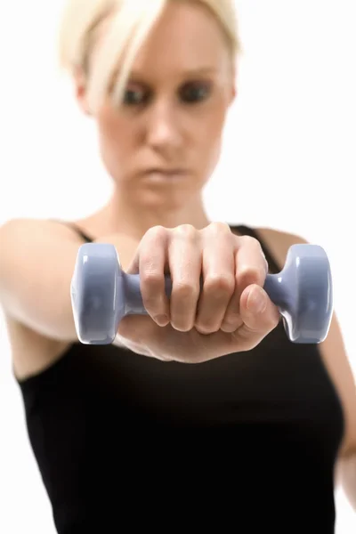 Ung kvinna träning med vikter — Stockfoto