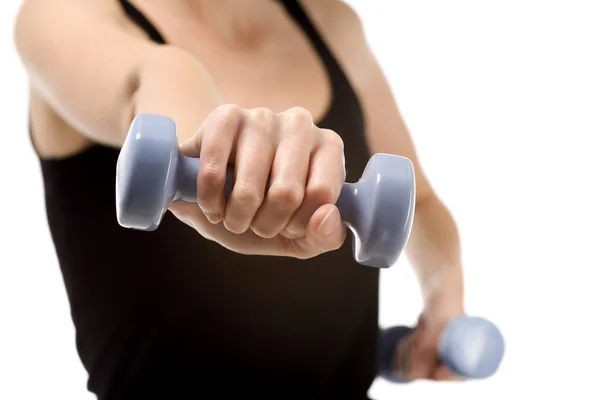 Junge Frau trainiert mit Gewichten — Stockfoto