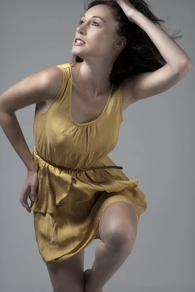 Sarı elbiseli genç kadın — Stok fotoğraf