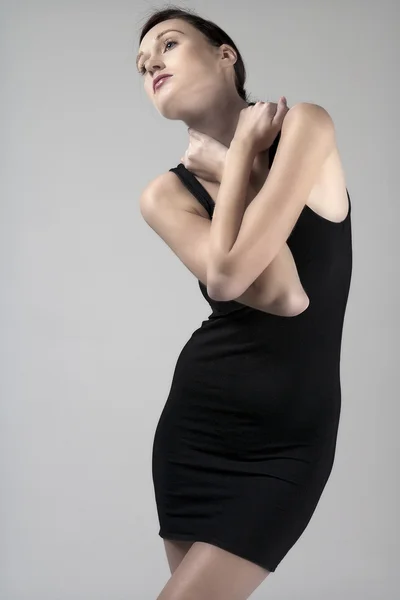 Ung kvinna i liten svart klänning — Stockfoto