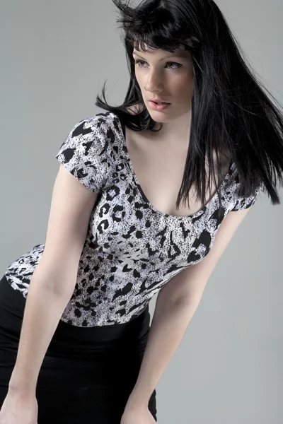 Ung kvinna i svart och vit outfit — Stockfoto