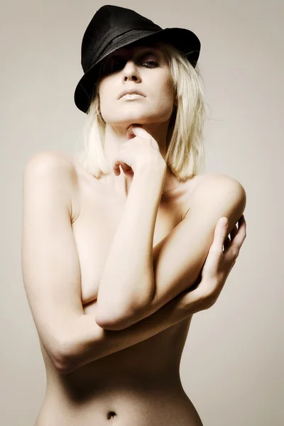 Młoda kobieta w czarny kapelusz — Zdjęcie stockowe