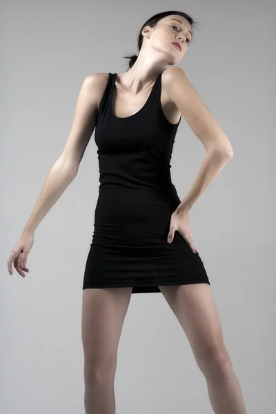 Jonge vrouw in kleine zwarte jurk — Stockfoto