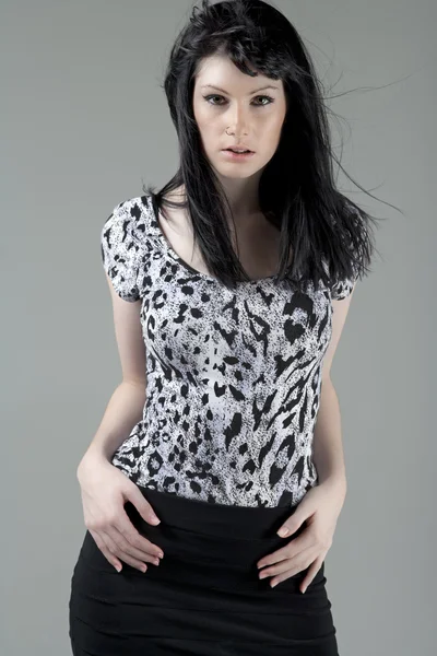 Молодая женщина в черно-белом наряде — стоковое фото