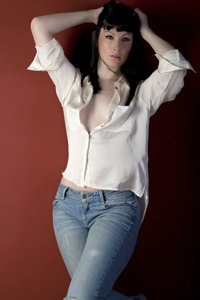 Mujer joven en camisa y jeans —  Fotos de Stock