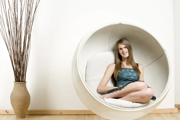 Giovane donna in sedia stile uovo — Foto Stock