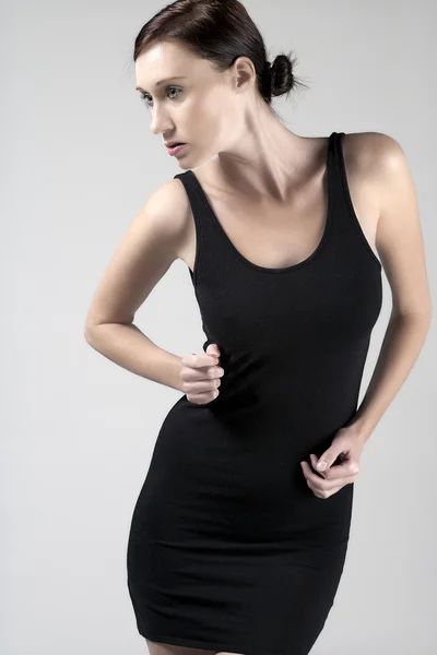 Jonge vrouw in kleine zwarte jurk — Stockfoto