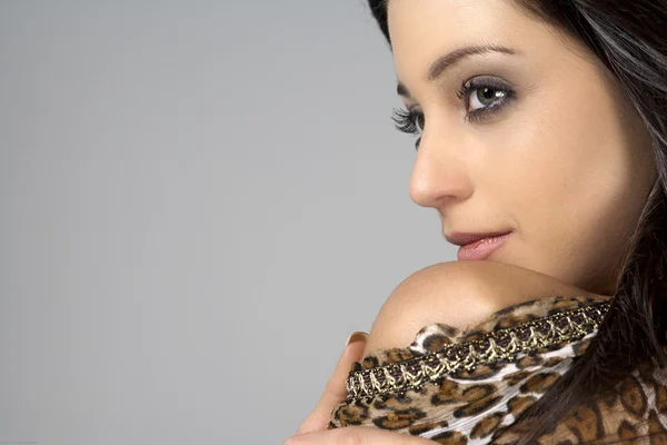 Young woman in animal print dress — Stock Photo, Image