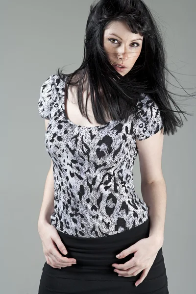 Mladá žena v černé a bílé oblečení — Stock fotografie