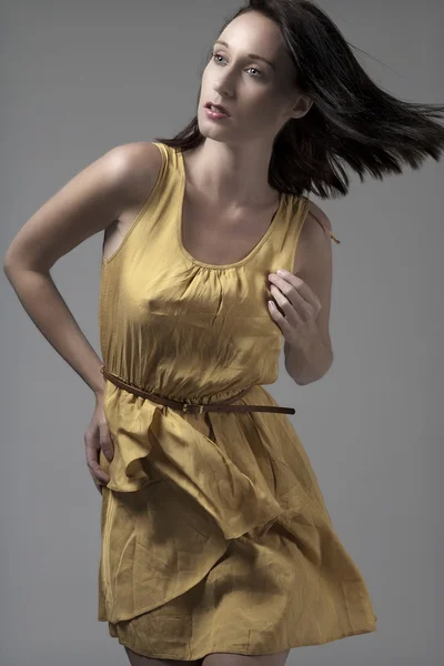 Junge Frau in gelbem Kleid — Stockfoto