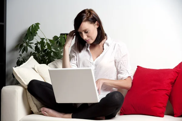 Young woman on laptop at home — Stock Photo, Image