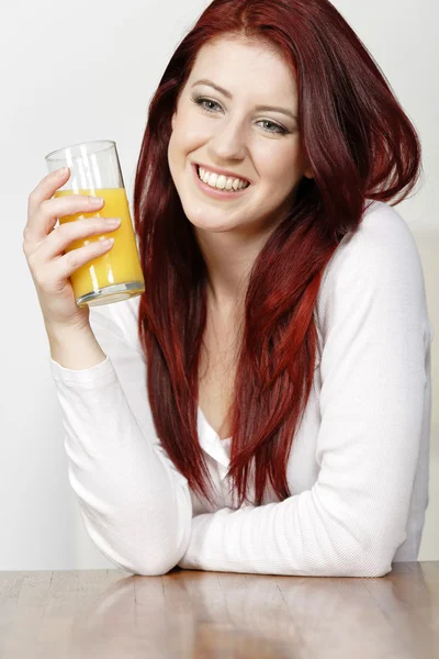 Donna felice con succo d'arancia fresco — Foto Stock