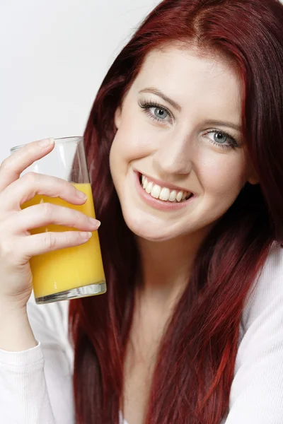 Taze portakal suyu ile mutlu bir kadın — Stok fotoğraf