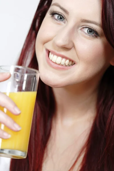 Ευτυχισμένη γυναίκα με φρέσκο χυμό πορτοκάλι — Φωτογραφία Αρχείου