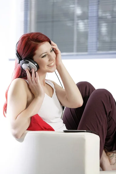 Müzik dinleyen mutlu genç bir kadın. — Stok fotoğraf