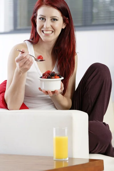 Szczęśliwa kobieta jedzenie śniadanie — Zdjęcie stockowe