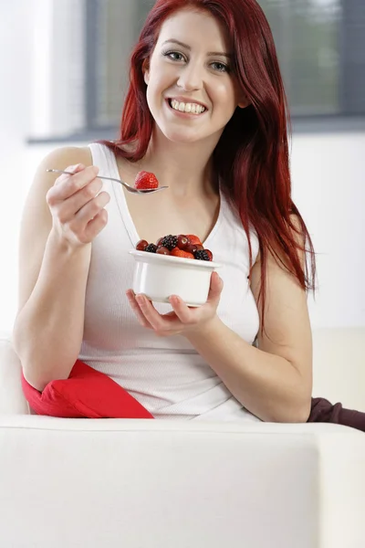 Šťastná žena snídá — Stock fotografie