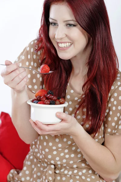 Glad kvinna njuter av färsk frukt — Stockfoto