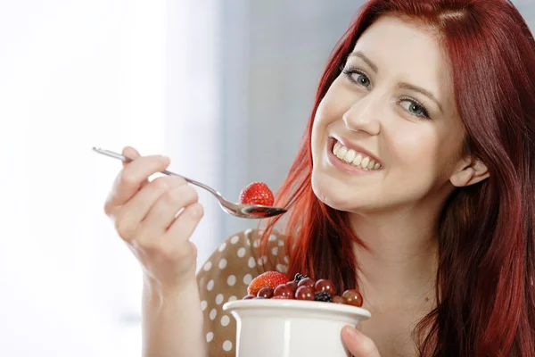 Glad kvinna njuter av färsk frukt — Stockfoto