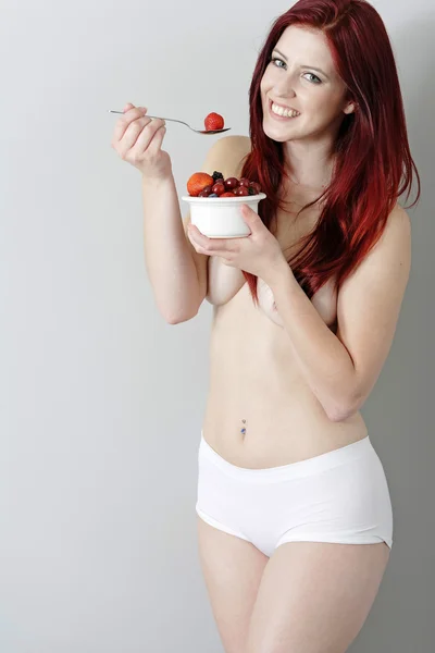 Giovane donna mangiare frutta fresca — Foto Stock