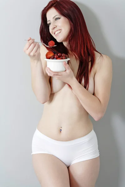Mujer joven comiendo fruta fresca —  Fotos de Stock