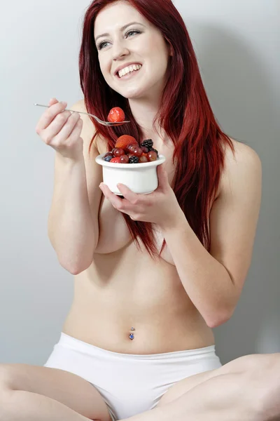 壁の果実を食べるに座っていた女性 — ストック写真