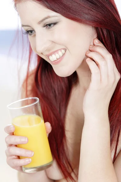 Mulher sexy desfrutando de suco — Fotografia de Stock