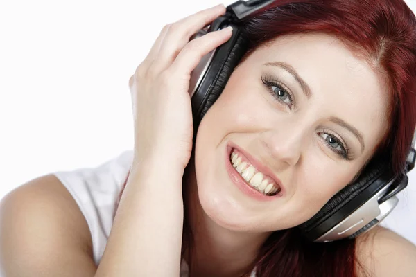 Žena poslouchající hudbu na sluchátkách — Stock fotografie