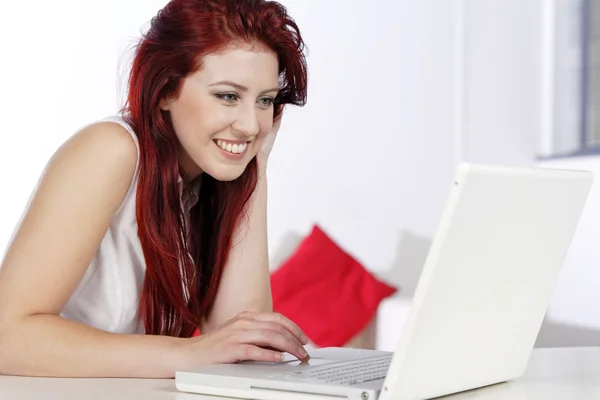Kvinna som använder laptop hemma — Stockfoto