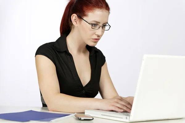 Woman concerned at work — Stock Photo, Image