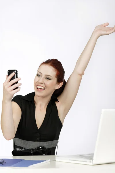 Vrouw ontvangen van goed nieuws op het werk — Stockfoto
