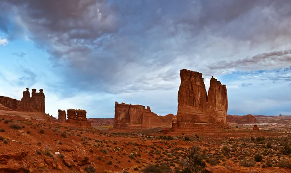 Desierto rocoso amanecer . —  Fotos de Stock