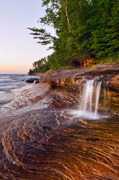 Waterfall at the beach. — Stock Photo, Image