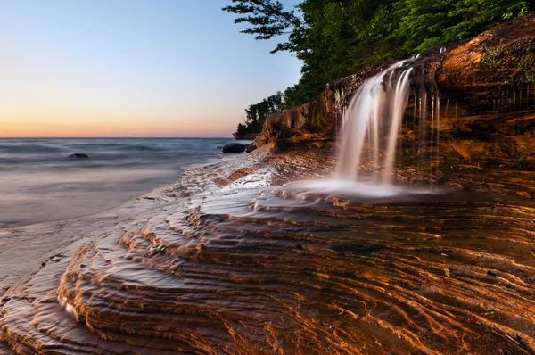 Wasserfall am Strand. — Stockfoto
