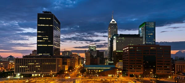Indianapolis skyline vid solnedgången. — Stockfoto