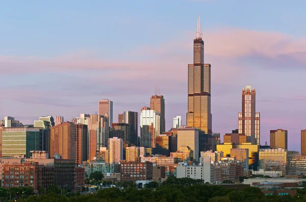 O horizonte de Chicago no crepúsculo . — Fotografia de Stock