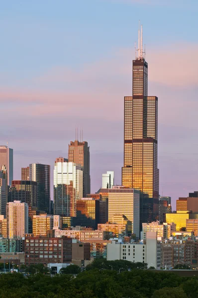 Panoramę Chicago w zmierzchu. — Zdjęcie stockowe