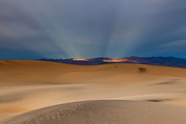 Zonnestralen en woestijn. — Stockfoto