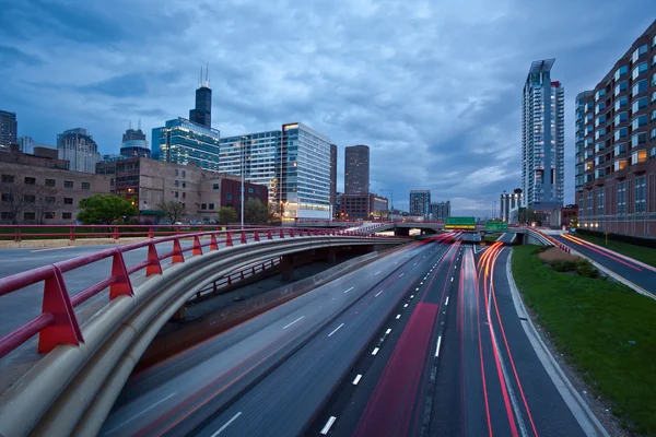 Busy city highway at twilight. — Stock Photo, Image
