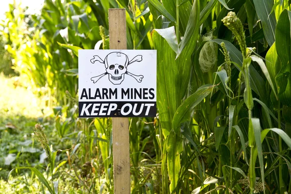 Sinal de alerta de minas terrestres — Fotografia de Stock