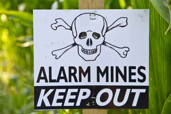 Señal de advertencia de minas terrestres — Foto de Stock