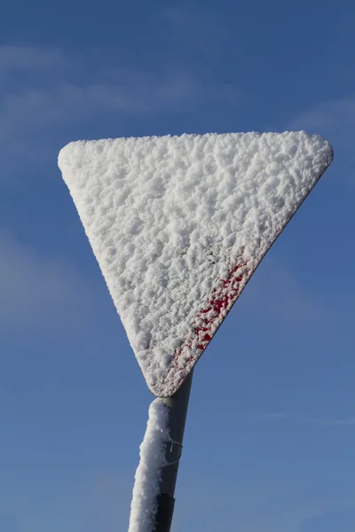 Cartello stradale coperto di neve — Foto Stock
