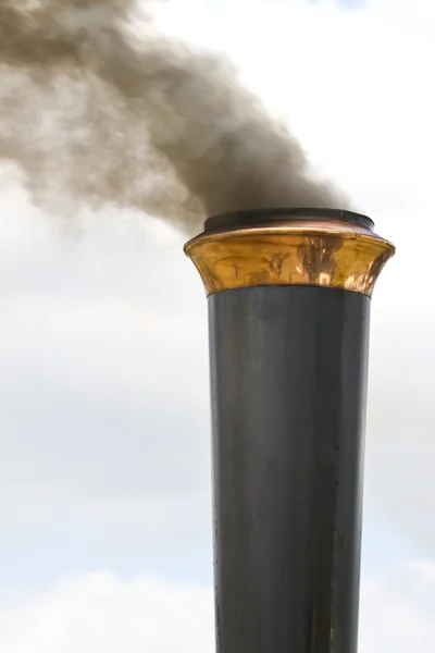 Pila de humo de una máquina de tracción de vapor — Foto de Stock