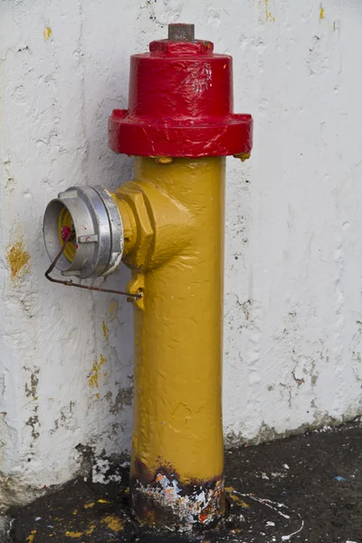 ボロボロの古い消火栓 — ストック写真