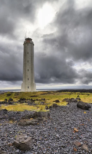 嵐の空を背景にアイスランドの灯台 — ストック写真