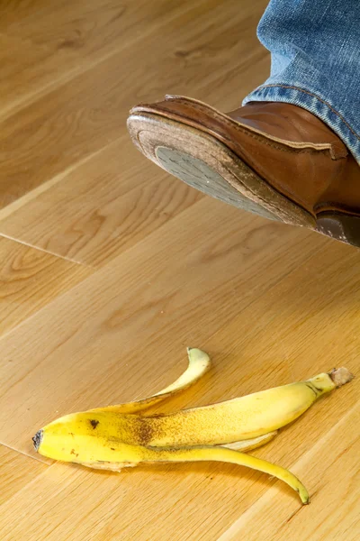 El pie a punto de pisar una piel de plátano —  Fotos de Stock
