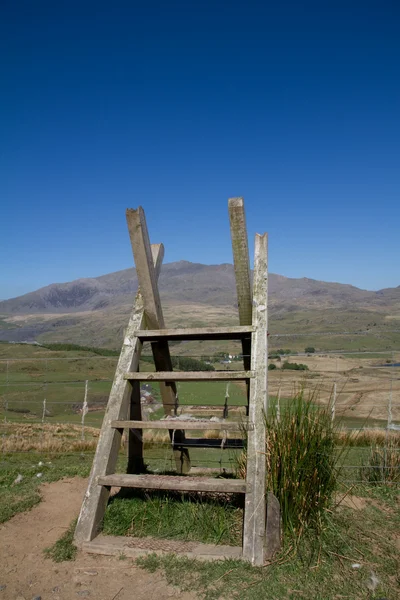 英国、ウェールズのスノードニア国立公園のフェンスはしご — ストック写真