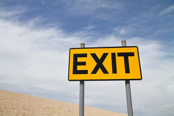 Sárga és fekete Exit jel az égen ellen — Stock Fotó
